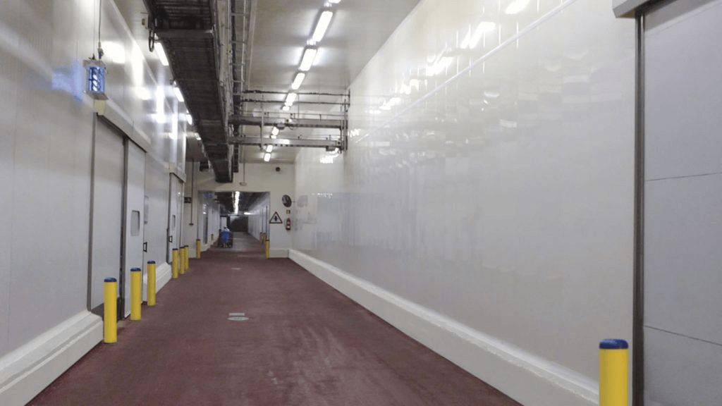 Pasillo de planta de proceso de industria alimentaria cubierta con revestimientos de PVC Panelchok