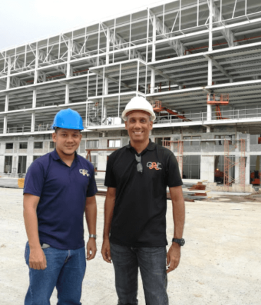 Equipo de trabajo de GET Panama en sitio durante instalación en galera industrial