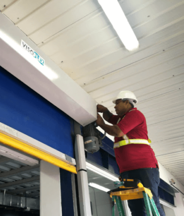 Reparación de puerta rápida industrial